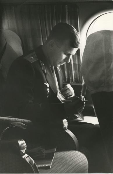 Юрий Гагарин в самолете ИЛ-18 на пути из Куйбышева в Москву, 1961 год. Видео «Быть первым!» с этой фотографией.