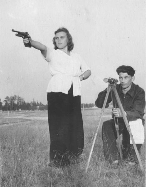 Мастер спорта по стрельбе из малокалиберного пистолета Е. Кириллова и ее тренер В. Родионов, 15 июля 1954