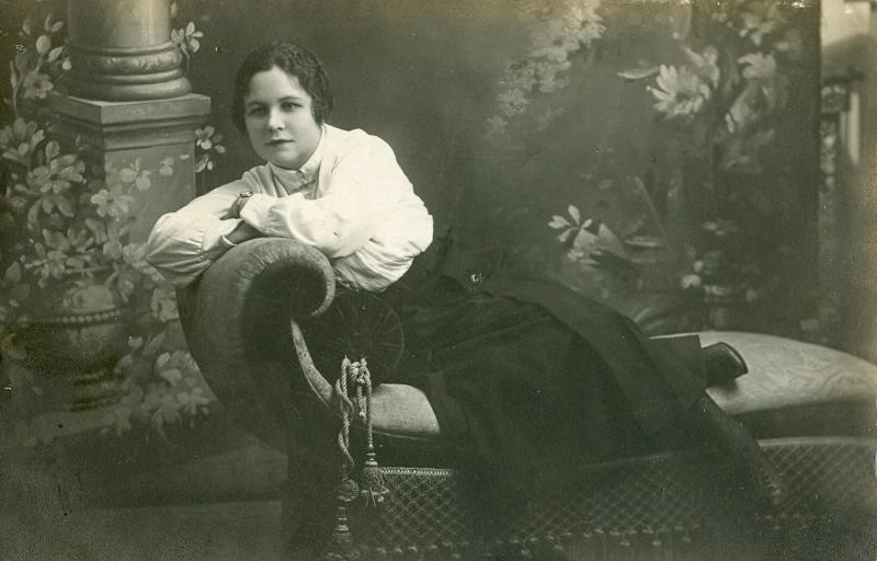 Молодая женщина на кушетке, 1920-е, г. Москва