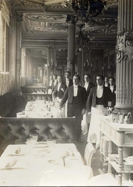 В ожидании гостей, 1910-е. Выставки&nbsp;«Мы в зале ожидания живем. Любой из нас все время ждет чего-то…»,&nbsp;«В гостях» с этой фотографией.