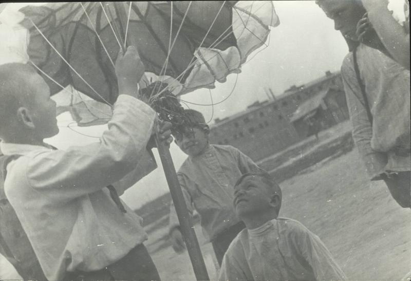 Пионеры изучают парашют, 1930-е