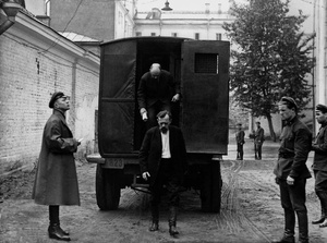 Процесс по делу группы руководителей и специалистов угольной промышленности, так называемое «шахтинское дело». Заключенные выходят из спецавтомобиля у зала суда, 1928 год, г. Москва. Выставка «Тюрьмы и заключенные» с этой фотографией.