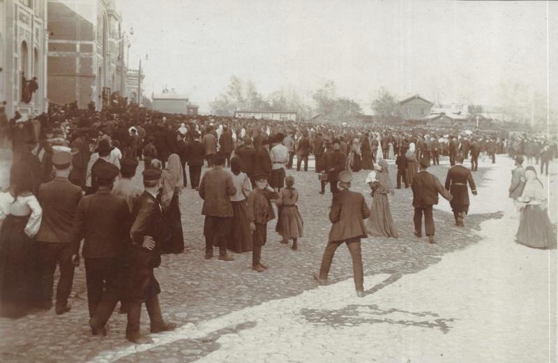 Толпа людей на городской площади, 1905 - 1917