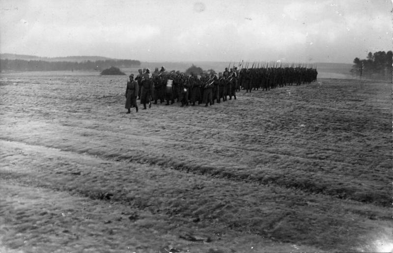 Духовщинский полк. В походе, 1916 год. 267-й пехотный Духовщинский полк составлен по мобилизации 18 июля 1914 года. Дислоцировался в Новгородской губернии, в Грузино. Осенью 1914 года полк был включен в состав Петроградского военного округа. До октября 1914 года дислоцировался в Охте, затем был направлен на Северо-Западный фронт.