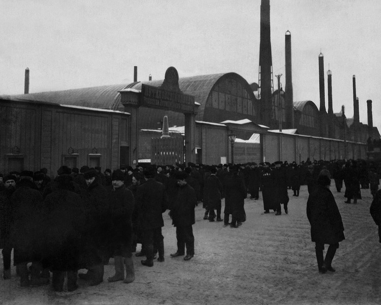 Рабочие у Путиловского завода, 9 января 1905, г. Санкт-Петербург. Видеовыставка «"Кровавое воскресенье": первый акт революции» с этой фотографией.