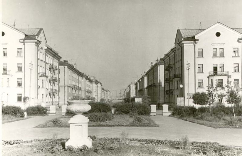     Фото Улица Металлургов вид со сквера на завод, 1965 год, г. Череповец и Череповецкий район  История России в фотографиях