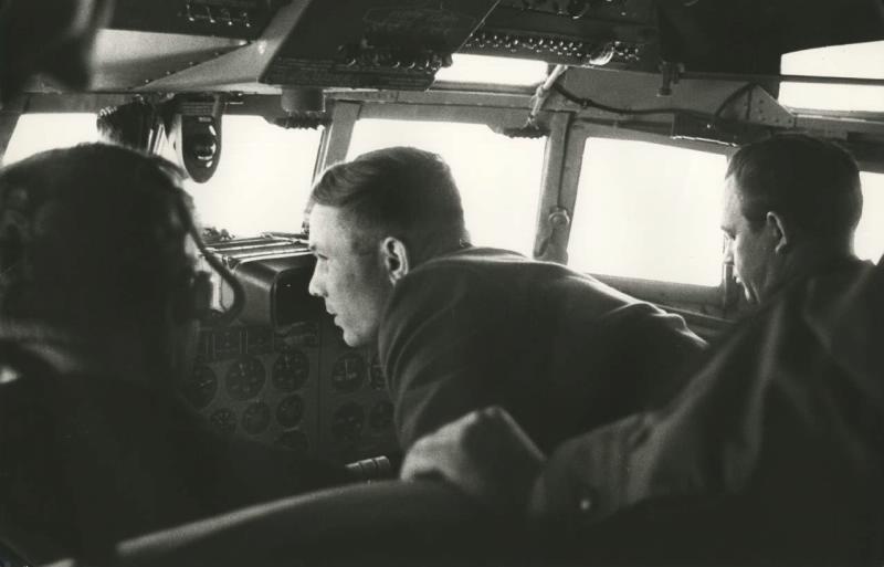 Юрий Гагарин в кабине самолета ИЛ-18, 14 апреля 1961. Выставка «К взлету готов!» и видео «Быть первым!» с этой фотографией.