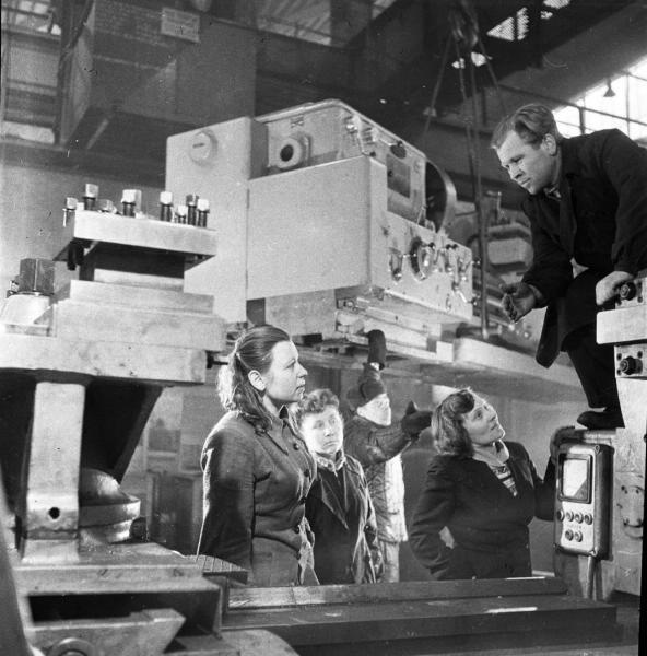 В сборочном цехе рязанского станкостроительного завода, 1956 год, г. Рязань