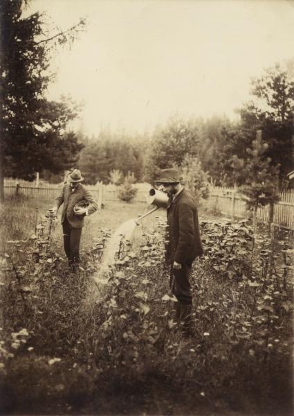 Поливка растений, 1907 год. Видео «Столыпин. Реформы» с этой фотографией.