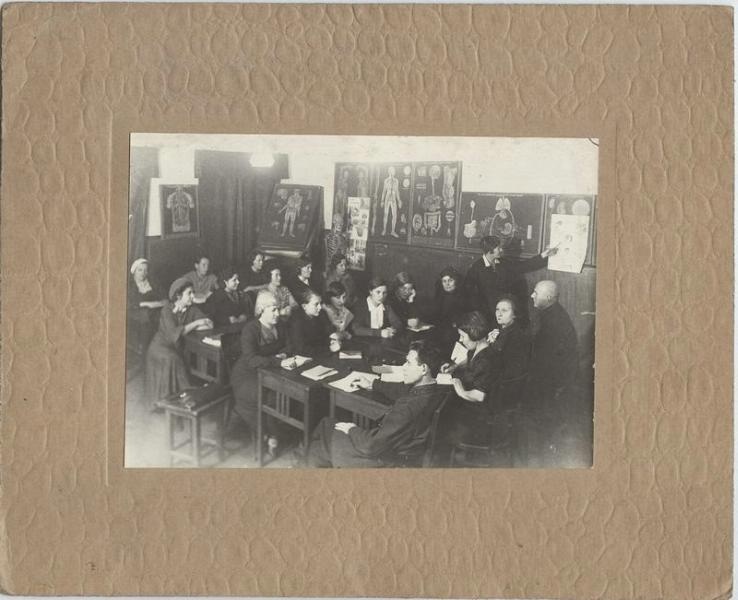 Занятия в классе анатомии, 1930-е