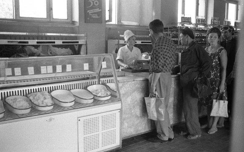 В продуктовом магазине, 1967 год, Волгоградская обл., г. Волжский