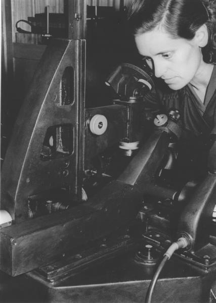 Женщина с универсальным измерительным микроскопом, 1945 - 1955. Микроскоп, предположительно, производства&nbsp;Carl Zeiss Jena.