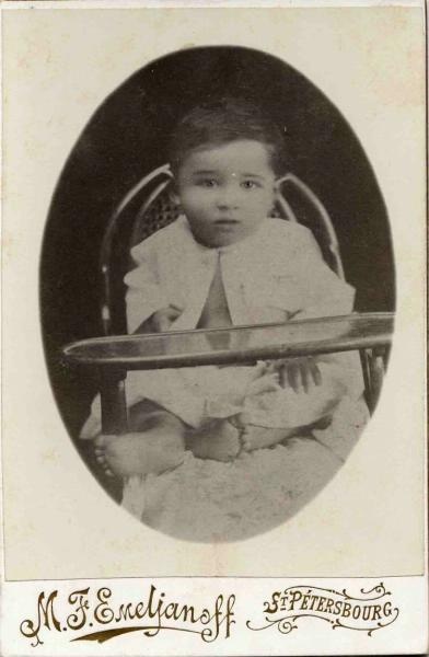 Портрет младенца в детском кресле, 1907 - 1909, г. Санкт-Петербург. 