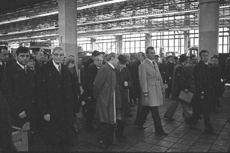 Леонид Брежнев, Михаил Суслов и другие партийно-государственные деятели в цехе ЗИЛа, 30 апреля 1976, г. Москва