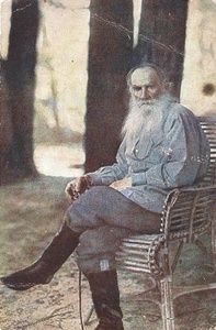 Лев Толстой в Ясной Поляне, 23 мая 1908, Тульская губ., дер. Ясная Поляна. В мае 1908 года Сергей Прокудин-Горский ездил в Ясную Поляну, где сделал серию снимков, в том числе несколько цветных фотографических портретов писателя Льва Николаевича Толстого. В своих записях Прокудин-Горский отметил, что писатель «особенно живо интересовался всеми новейшими открытиями в различных областях, а равно и вопросом передачи изображения в истинных цветах».Видео «Фотограф государственной важности. Сергей Прокудин-Горский» с этой фотографией.