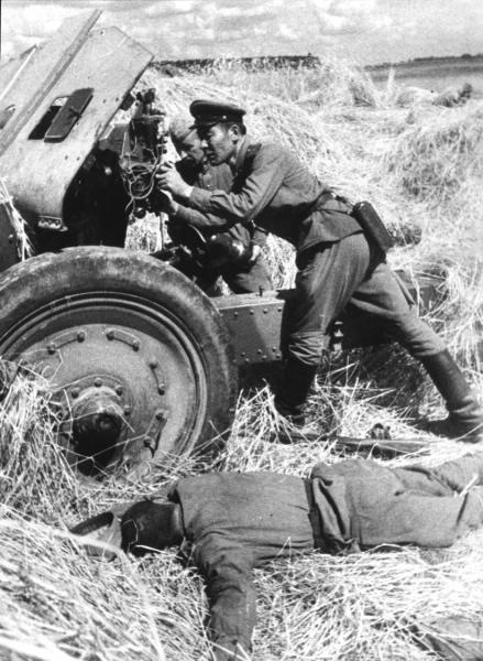 «В разгар жестокого боя с фашистскими танками к орудию встал командир-офицер», 1944 год