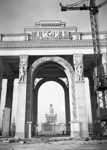 Центральная арка главного входа на ВСХВ и фасад павильона «Центральный», 1954 год, г. Москва, ВСХВ