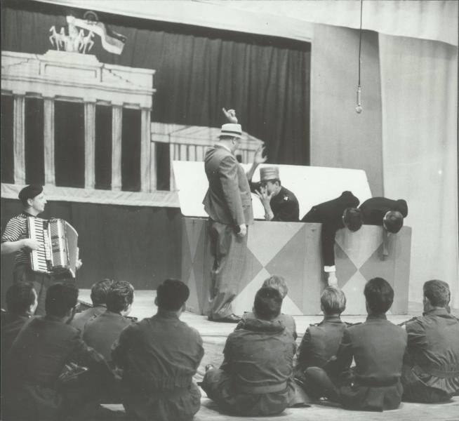 Спектакль, 1960-е. Из серии «Ансамбль Национальной Народной армии ГДР имени Эриха Вайнерта».