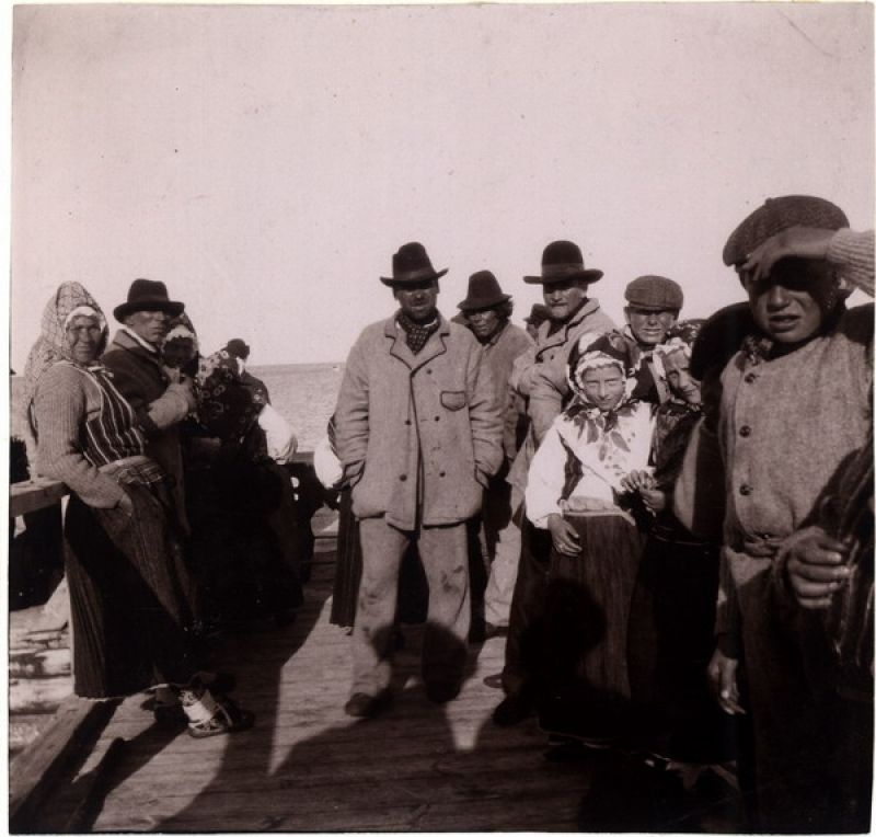 Группа на мосту в Рижском заливе на острове Рухну, 1900-е, Эстляндская губ., о. Рухну. Ныне Эстонская Республика.