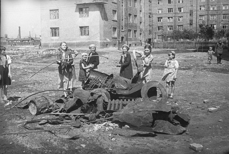 Сбор металлолома, 1941 год, г. Москва. Жилой комплекс 1-го Государственного подшипникового завода.