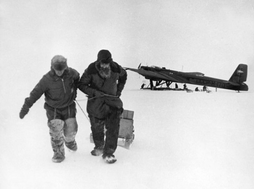 Петр Ширшов и Отто Шмидт разгружают самолет, 1937 год