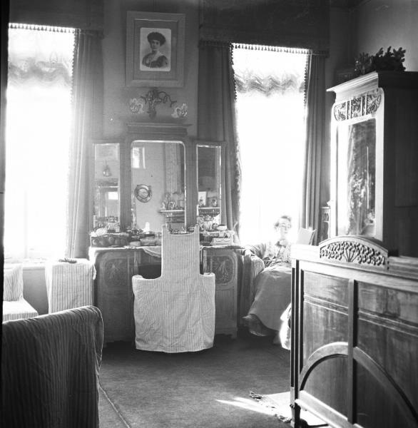 Артистка Вера Шувалова в спальне, 1911 год