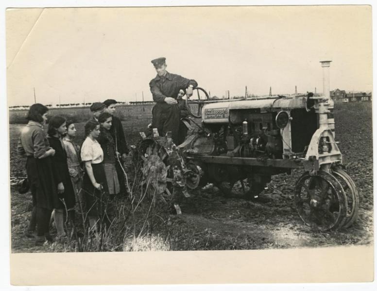 Пионеры в поле, 1942 год