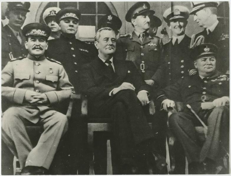Иосиф Сталин, Франклин Делано Рузвельт и Уинстон Черчилль на Тегеранской конференции, 28 ноября 1943, Иран, г. Тегеран. Выставка «Лидеры СССР за границей» с этой фотографией.