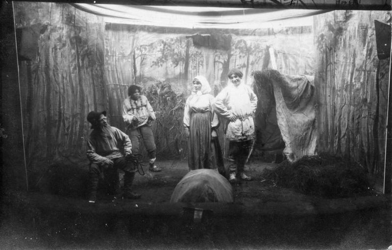 Духовщинский полк. Сцена из спектакля, 1915 год. 267-й пехотный Духовщинский полк был составлен по мобилизации 18 июля 1914 года. Дислоцировался в Новгородской губернии, в Грузино. Осенью 1914 года полк был включен в состав Петроградского военного округа. До октября 1914 года дислоцировался в Охте, затем был направлен на Северо-Западный фронт.