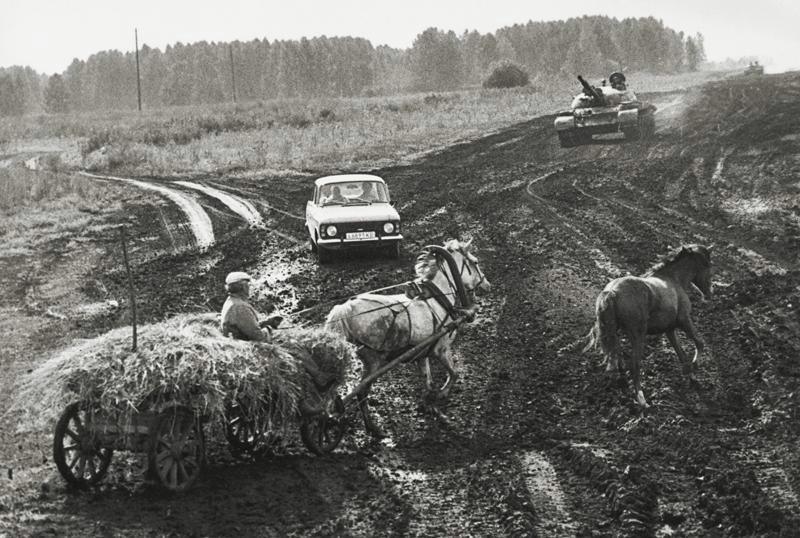 Российский перекресток, 1990-е. Выставка «"Дорога не скажу куда..."» с этой фотографией.