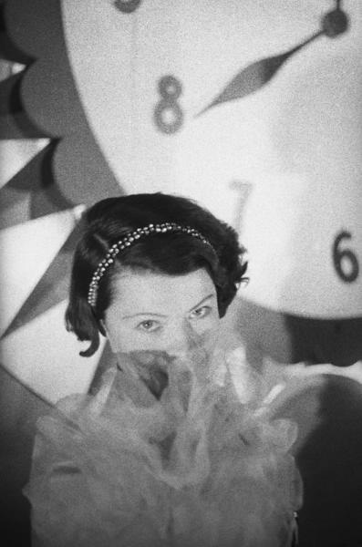 Артистка цирка у часов, 1940 год, г. Москва