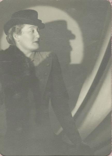 Портрет женщины в шляпе, 1920-е