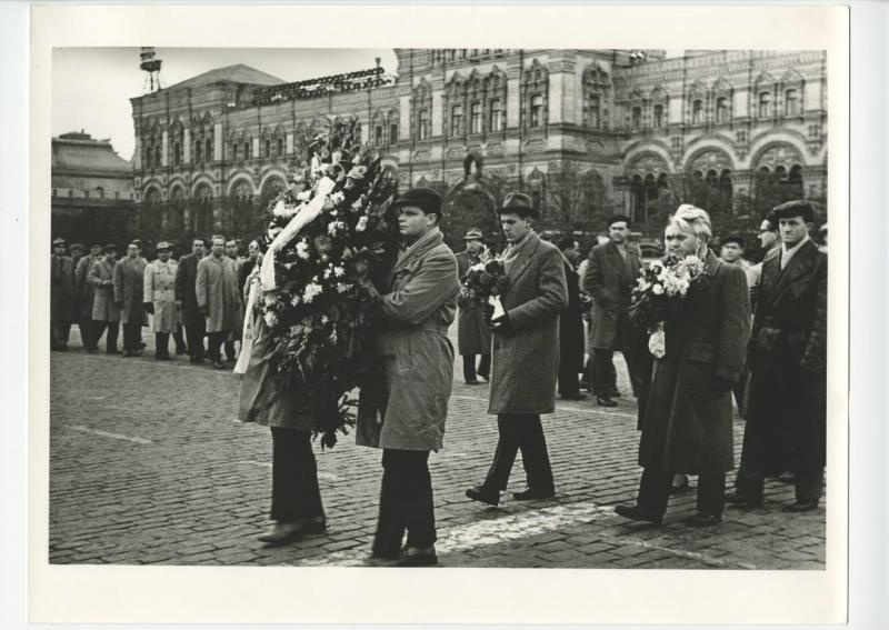 Возложение венка к Мавзолею, 9 марта 1953 - 31 декабря 1959, г. Москва, Красная пл.
