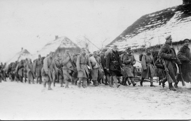 Пленные по дороге в штаб, 1915 год