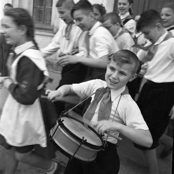 Пионер-барабанщик среди пионеров, 1950-е