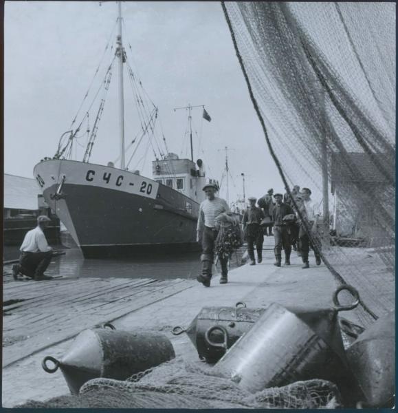 Колхозные рыбаки, 1950-е, Украинская ССР, Вилково. Из серии «Рыбаки». Сейнер -  рыбопромышленное судно для лова рыбы кошельковым неводом.