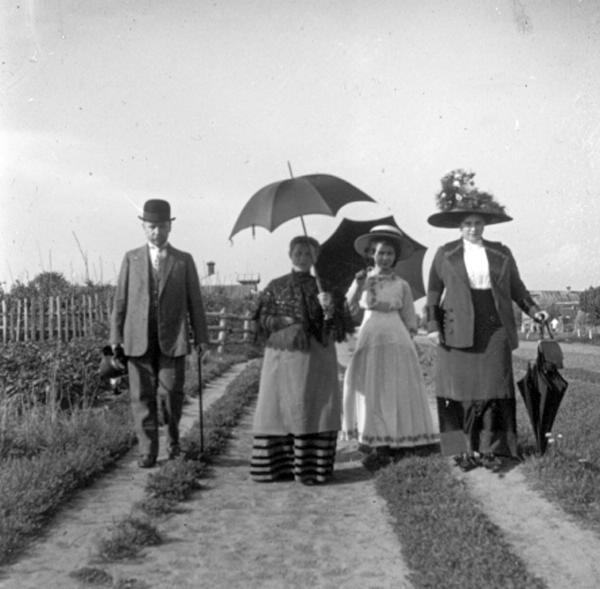 На прогулке, 1910-е. Выставка «Пошли гулять!» с этой фотографией.