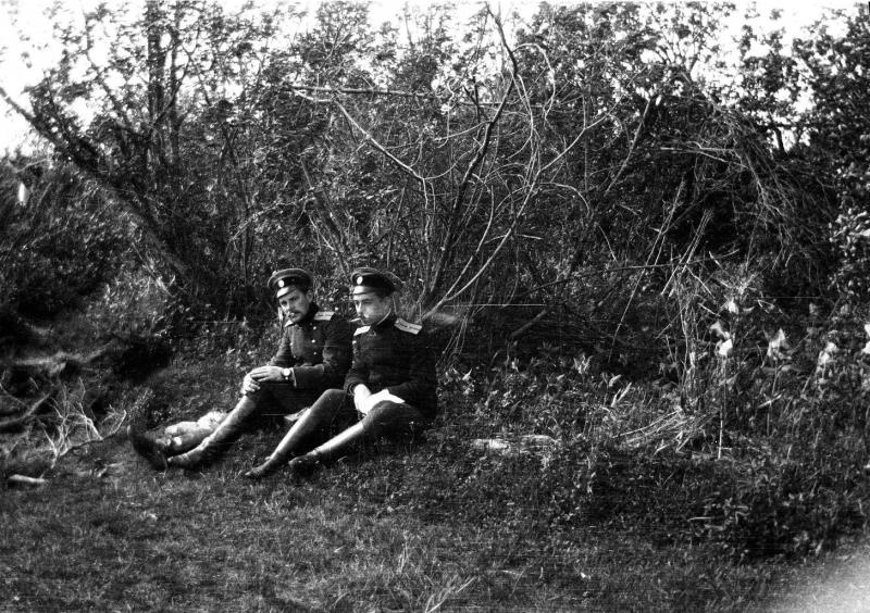 Русско-японская война. Два русских офицера на перекуре, 27 января 1904 - 23 августа 1905, г. Владивосток