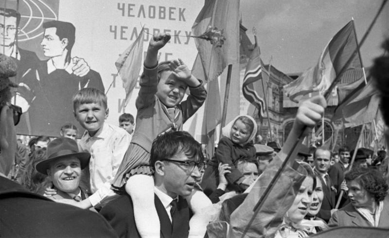 Дети на демонстрации 1 мая на Красной площади, 1 мая 1963, г. Москва