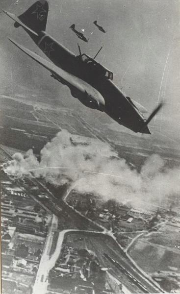 Советские штурмовики над Берлином, 1945 год, Германия, г. Берлин. Выставка «Железные птицы» с этой фотографией.&nbsp;