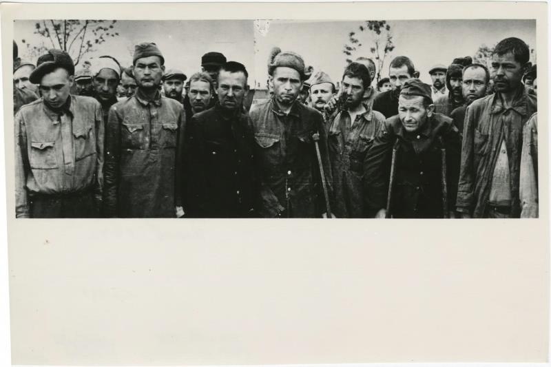Советские военнопленные концлагеря Майданек, июль 1944, Польша, г. Люблин. Выставка «Лагерь смерти Майданек» с этой фотографией.