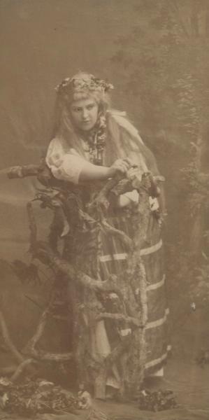 Портрет девушки в театральном костюме, 1910 - 1915, г. Тифлис