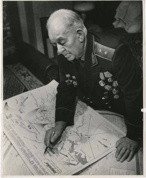 Генерал-лейтенант за изучением карты, 1970-е