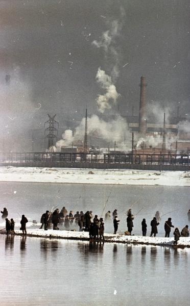 Рыбаки на реке, 1964 год, г. Магнитогорск. На заднем плане Магнитогорский металлургический комбинат.