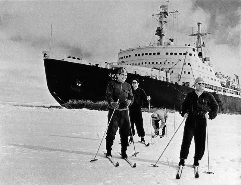 Члены экипажа атомохода «Ленин» на лыжной прогулке в момент короткой стоянки корабля во льдах Арктики, 1 февраля 1960
