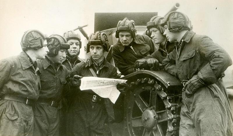 Танкисты Советской Армии совещаются во время учений под Москвой, 1939 год, Московская обл.