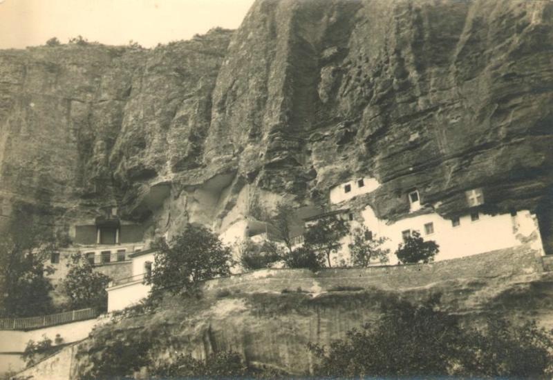 Около Бахчисарая. Скит пещерный, 1924 год, Крымская АССР, г. Бахчисарай. Успенский монастырь рядом с пещерным городом Чуфут-Кале.