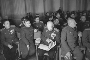 Советские военачальники в Екатерининском зале Сенатского дворца Московского Кремля во время вручения наград, 24 июня 1945, г. Москва. В центре – генерал-полковник бронетанковых войск Павел Рыбалко.