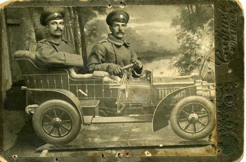 Двое военных на бутафорской машине, 1910-е