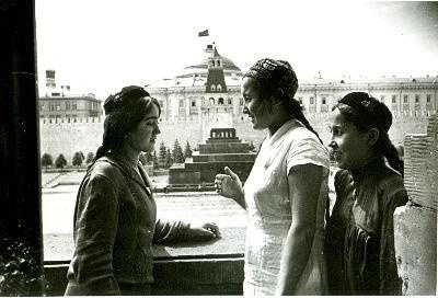 Таджикские делегатки Всесоюзного совещания девушек-комсомолок, 1934 год, г. Москва. Выставка «Говорить на одном языке» с этой фотографией.